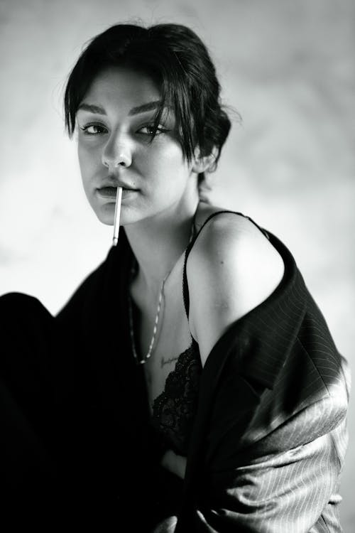 Základová fotografie zdarma na téma černobílý, cigareta, kouření