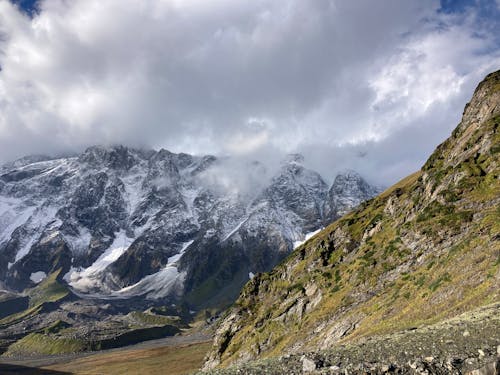 bulut, dağ, dağ silsilesi içeren Ücretsiz stok fotoğraf