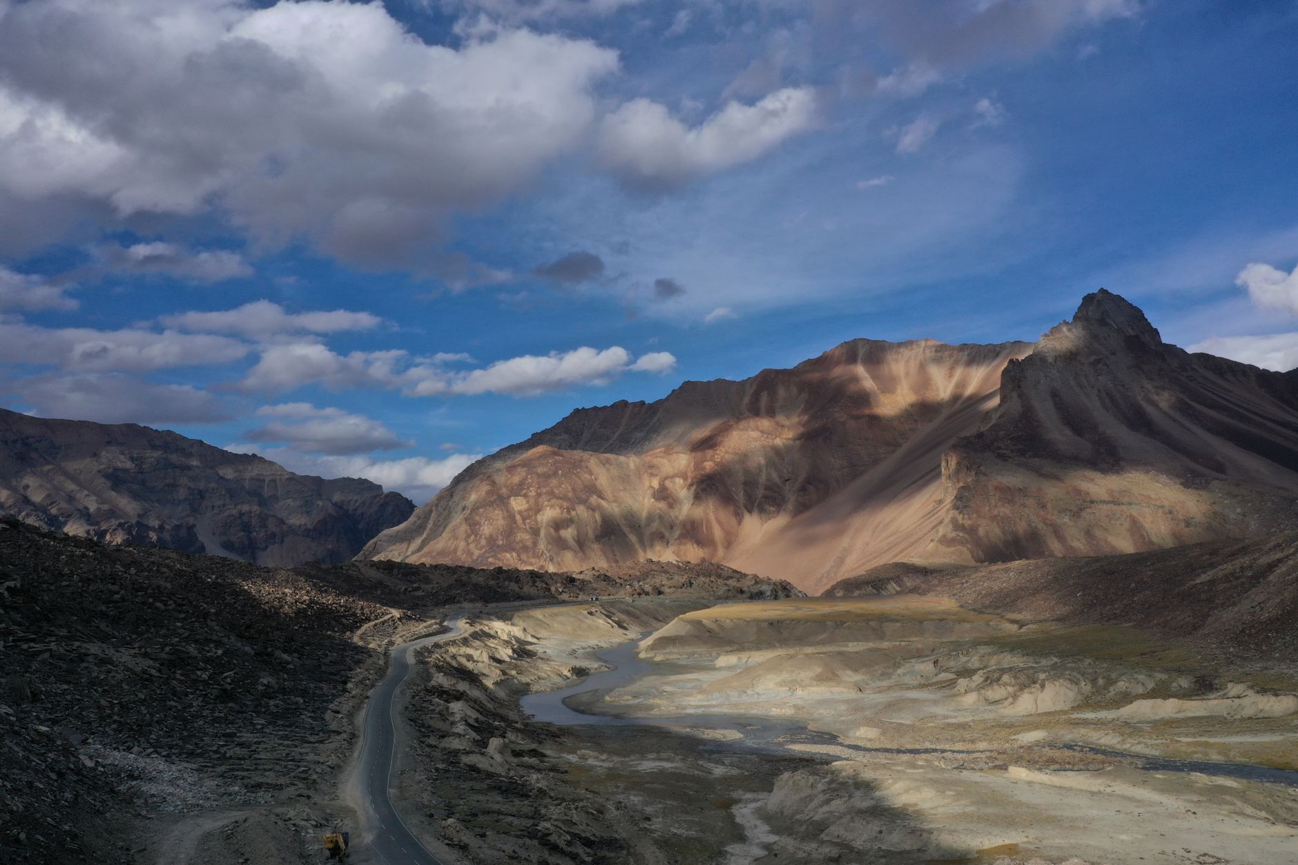 अलग-अलग रंगों में ट्रेल, प्योर सीक्वेंस और सीक्वेंस के कार्ड एक प्रशिक्षक की मेज पर व्यवस्थित