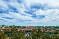 令人叹为观止的城市鸟瞰景观中，中国传统建筑与广阔的天空交相辉映