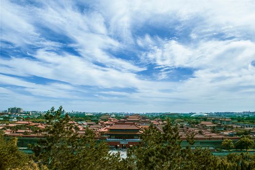 令人叹为观止的城市鸟瞰景观中，中国传统建筑与广阔的天空交相辉映