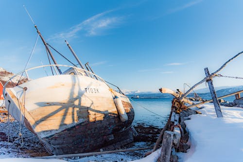 Безкоштовне стокове фото на тему «ringvassøy, гора, затонулого човна»