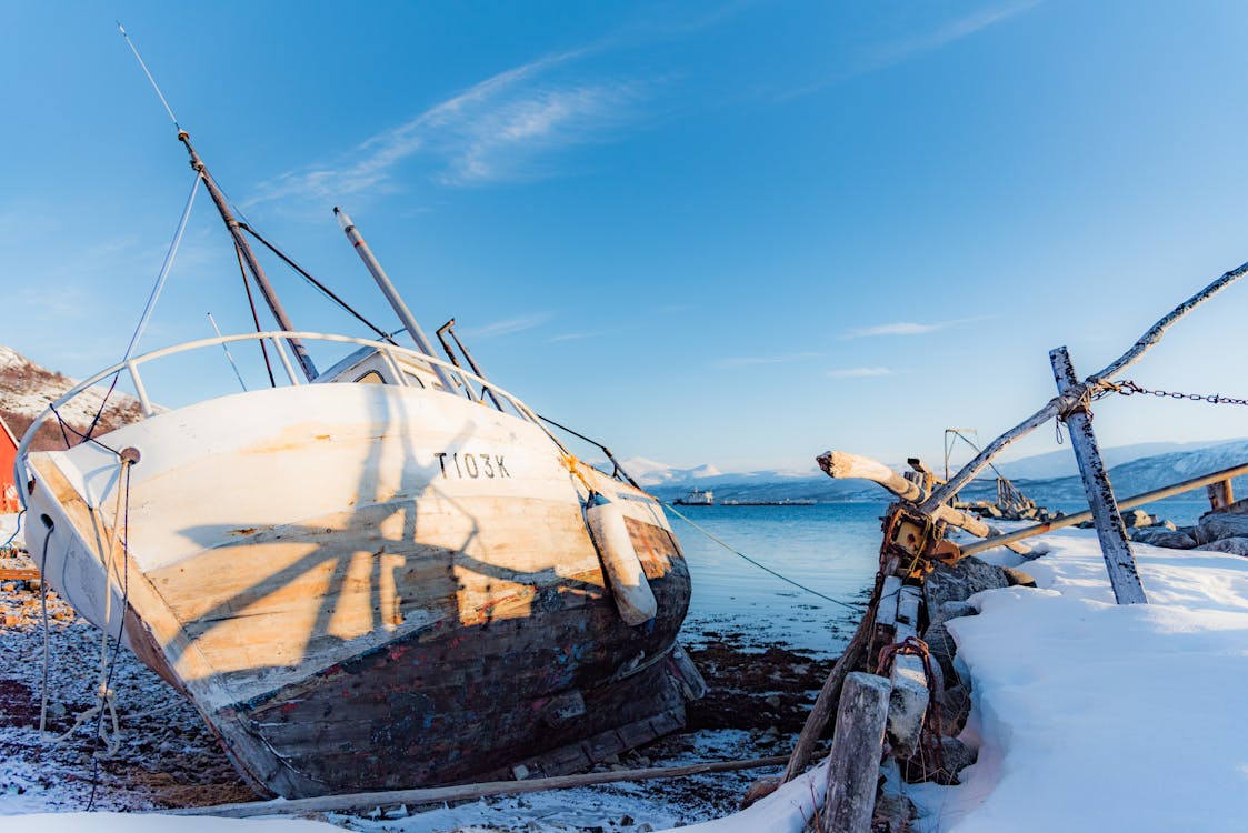 Безкоштовне стокове фото на тему «ringvassøy, гора, затонулого човна»