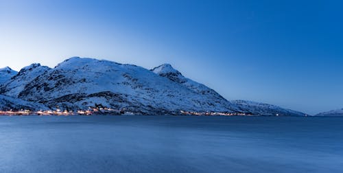 Gratis lagerfoto af bjerg, blå-time, Fjord