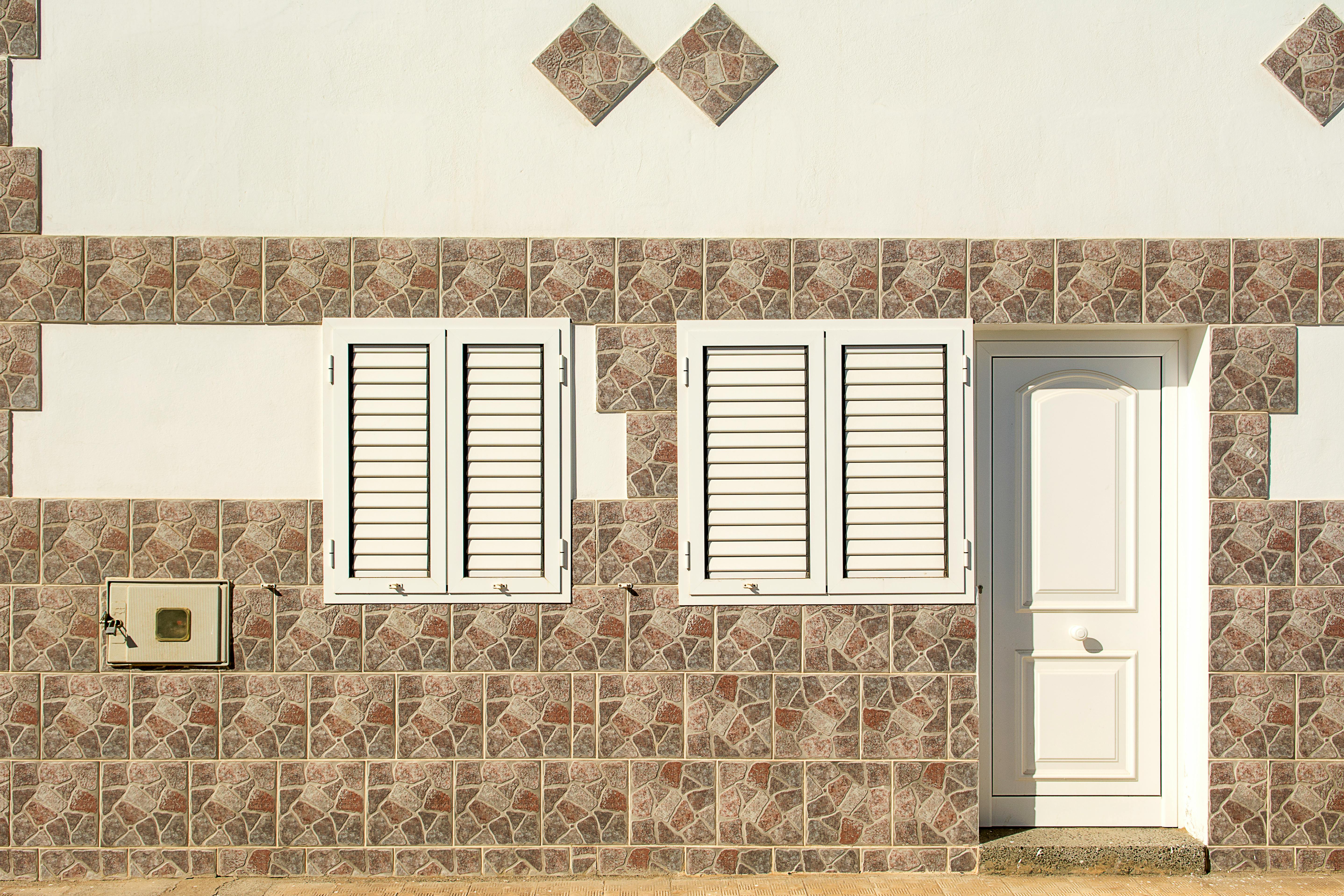 Как выбрать двери для загородного дома: что учитывать при установке