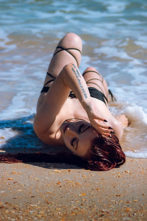 누워 있는, 모델, 모래의 무료 스톡 사진