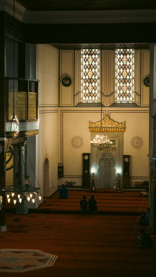 Free Capture of a serene mosque interior in Istanbul, showcasing architectural elegance. Stock Photo
