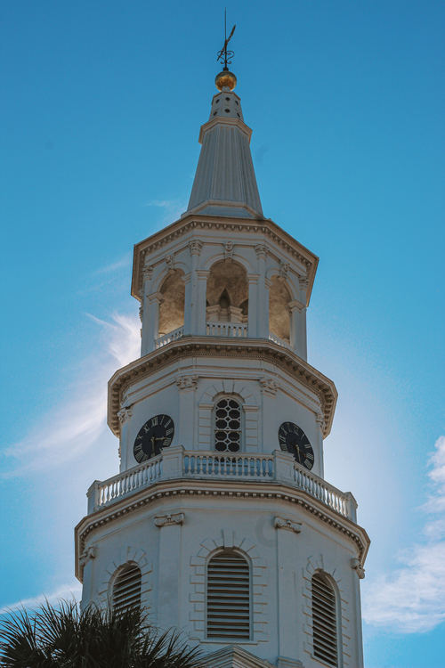 Free View of St. Michael's Church tower under a clear blue sky in Charleston, SC. Stock Photo