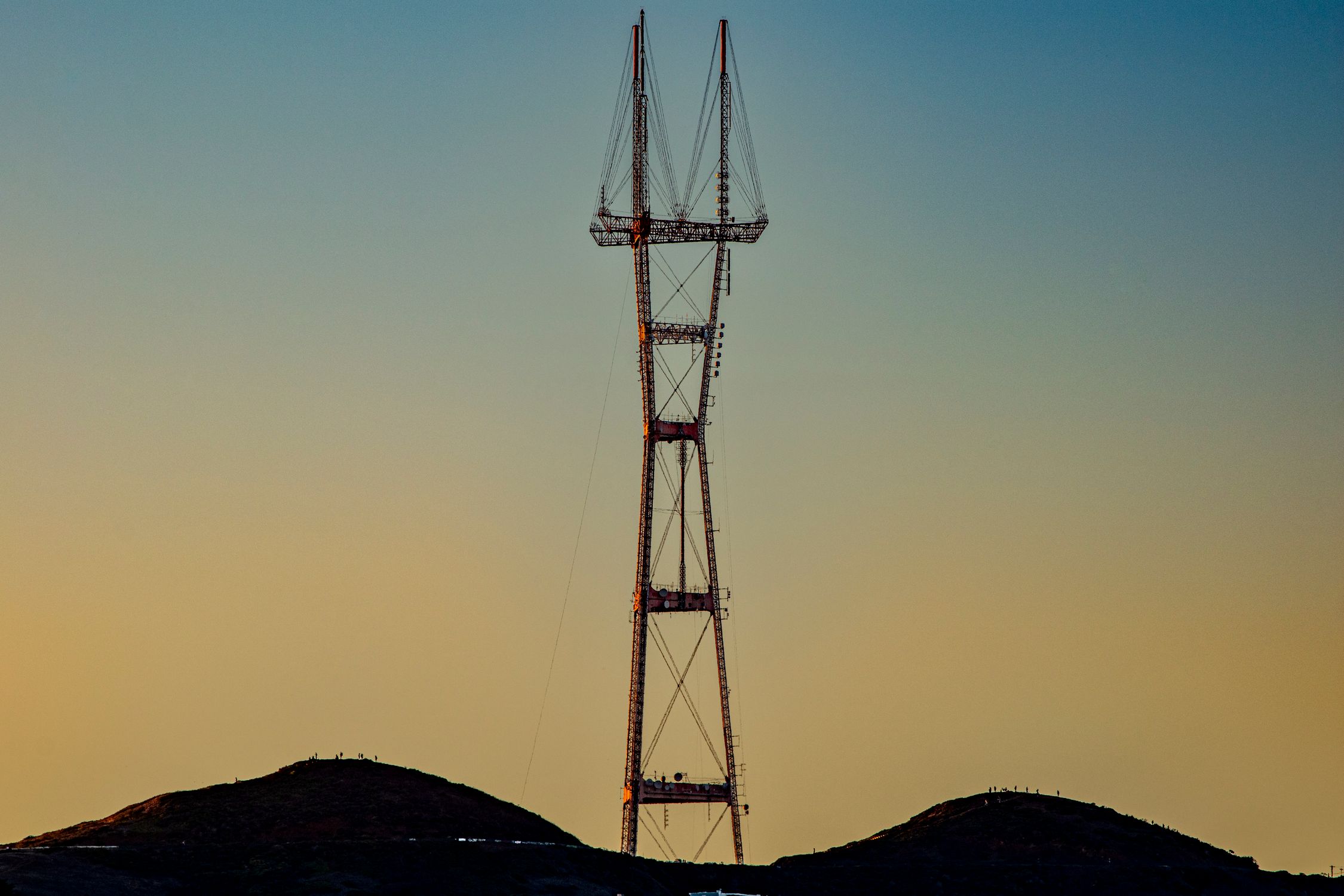 Strow Tower Radio Mast Sutro Tower in San Francisco at Dawn · Free Stock Photo