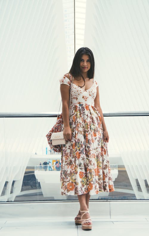 Femme Vêtue D'une Robe Longue à Col En V à Fleurs Orange Et Blanc