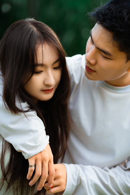 Free A young couple embracing in a serene outdoor setting in Dalat, Vietnam. Stock Photo