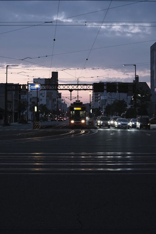 Foto profissional grátis de automóveis, bonde, cair da noite