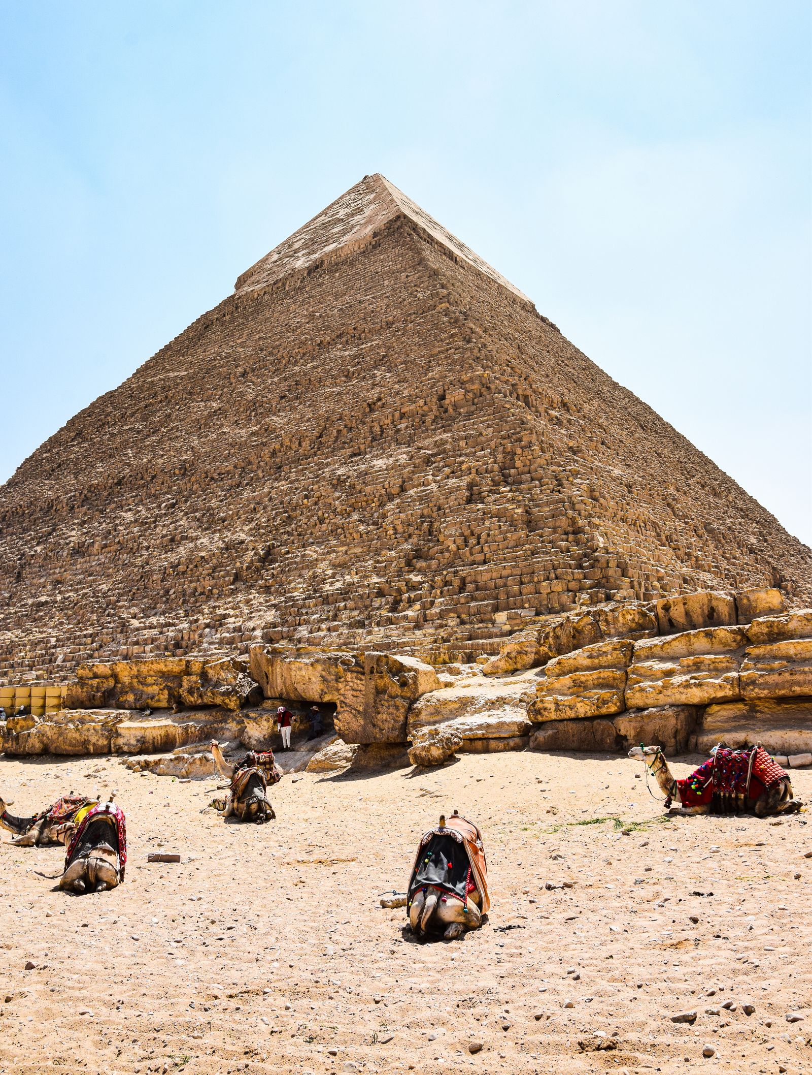 Pyramid Loading Man Taking Photo of the Great Pyramid · Free Stock Photo