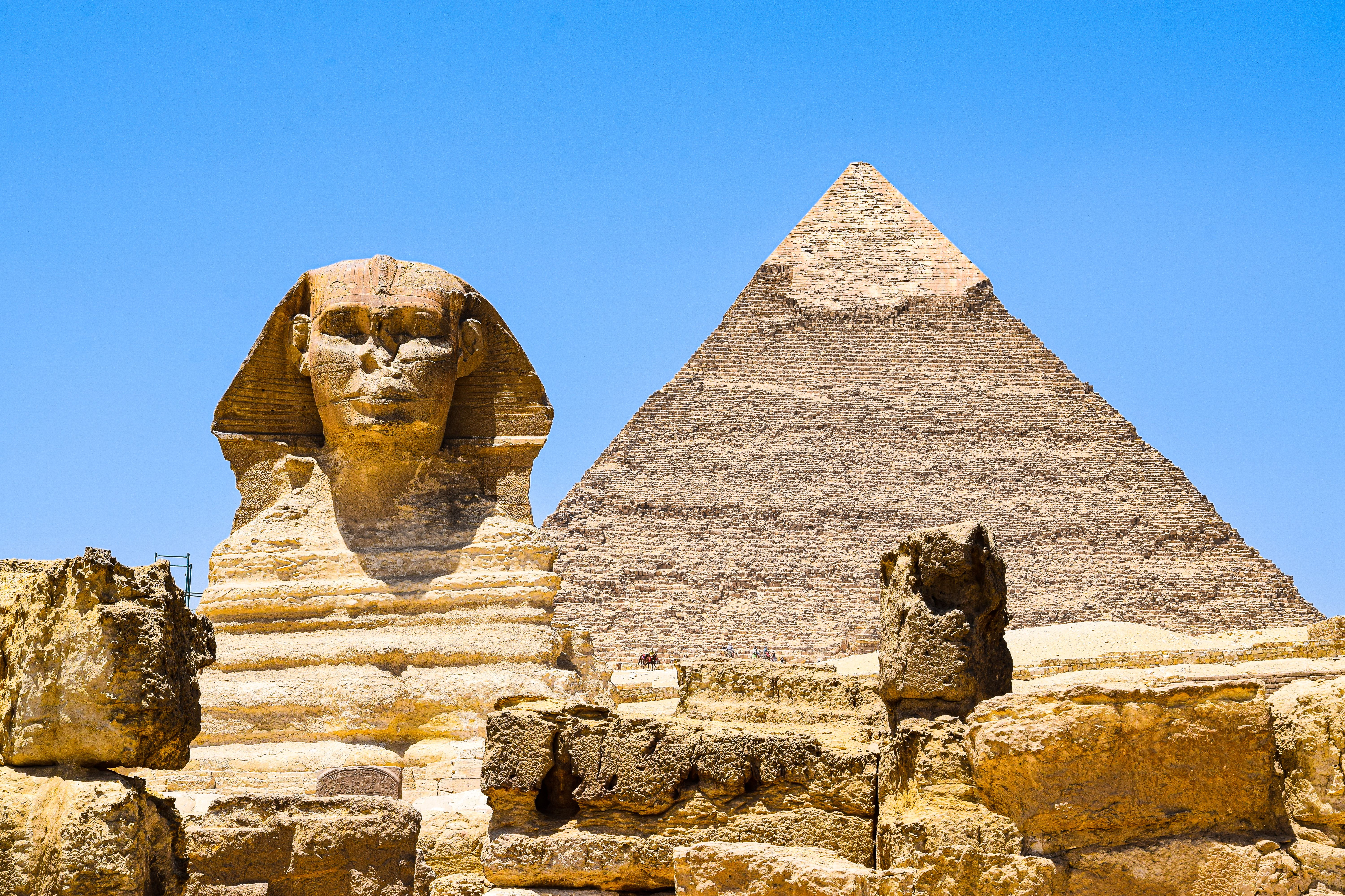 Great Sphinx and Pyramid of Khafre in Giza · Free Stock Photo