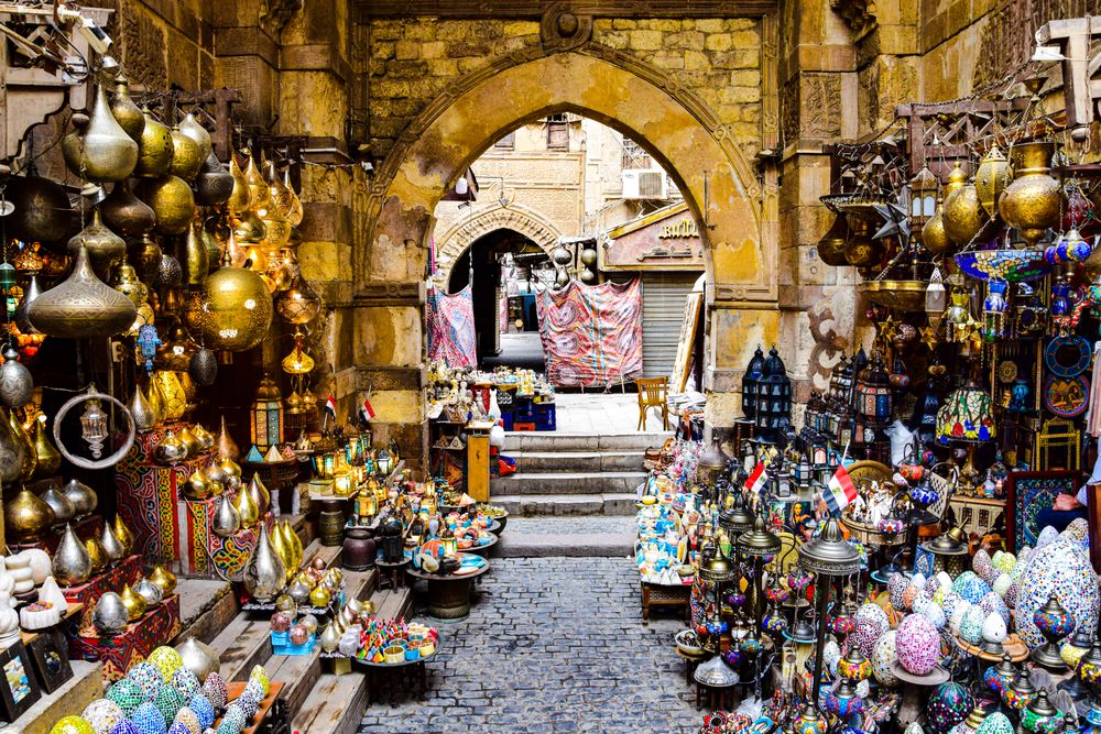 Callejón del bazar de Khan el Khalili en El Cairo con farolillos tradicionales