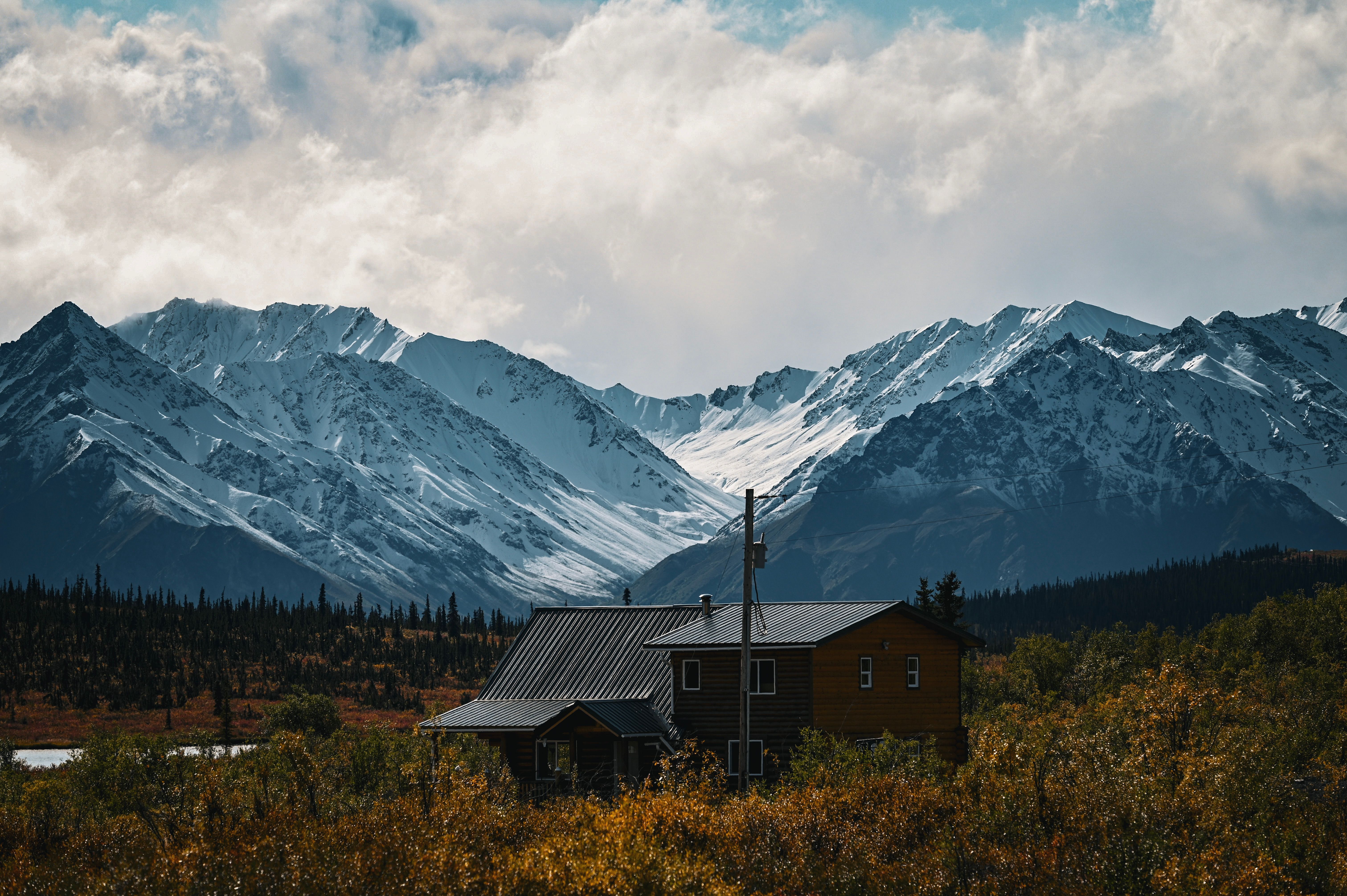House by Road with Mountain View · Free Stock Photo