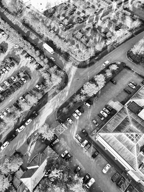 Free Aerial black and white photo of a Northamptonshire parking lot showcasing urban design and parked cars. Stock Photo