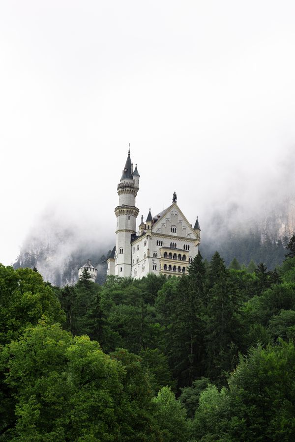 Castelul Neuschwanstein văzut de la distanță, în Bavaria, Germania