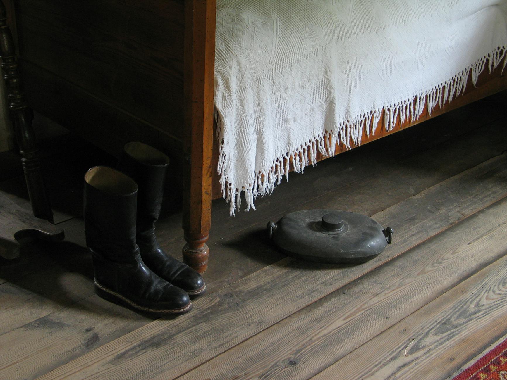 https://www.pexels.com/photo/boots-by-bed-in-museum-in-wroclaw-poland-18994018/