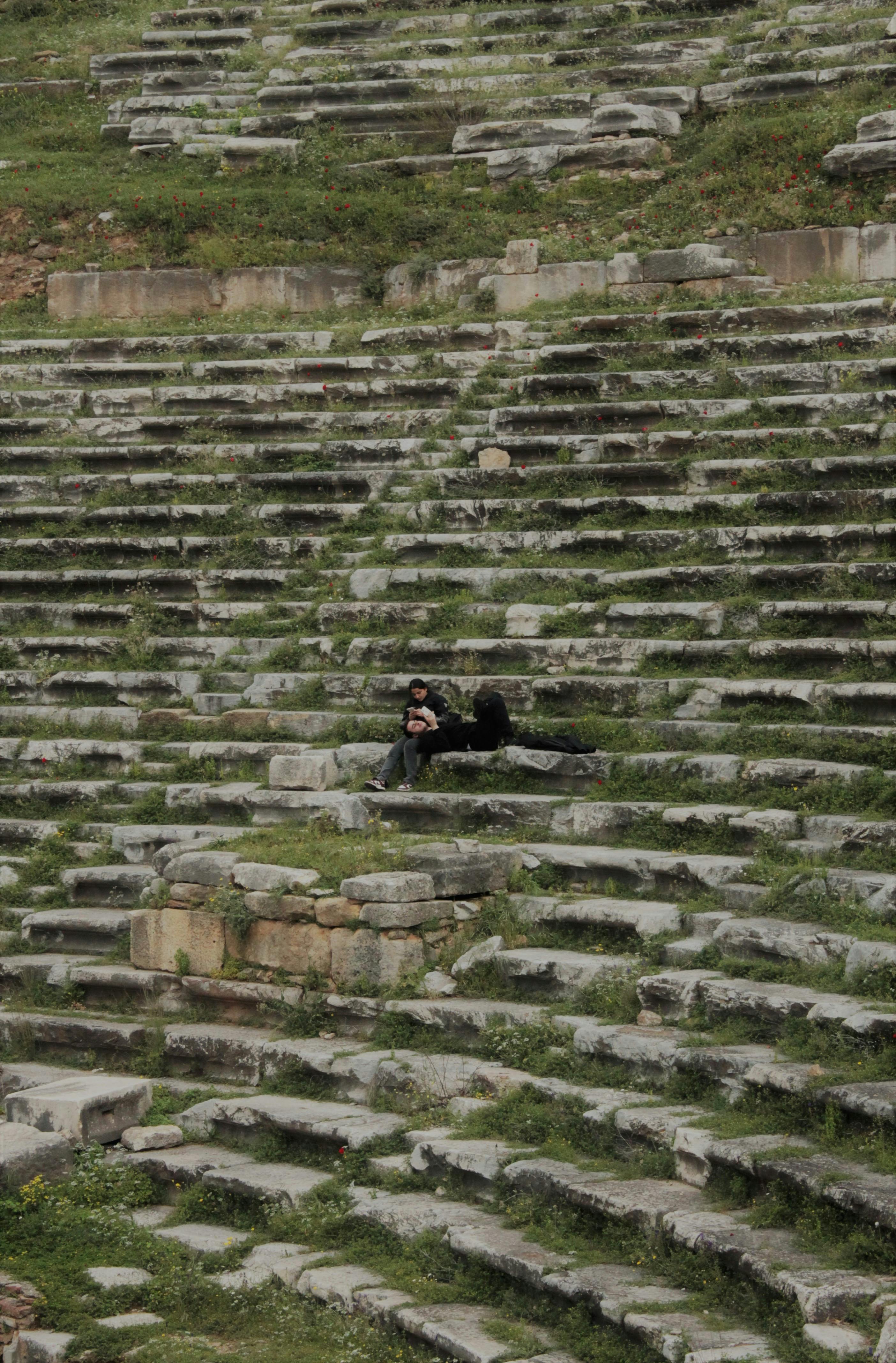 De franc Parella Asseguda Al Teatre Antic Foto d'estoc