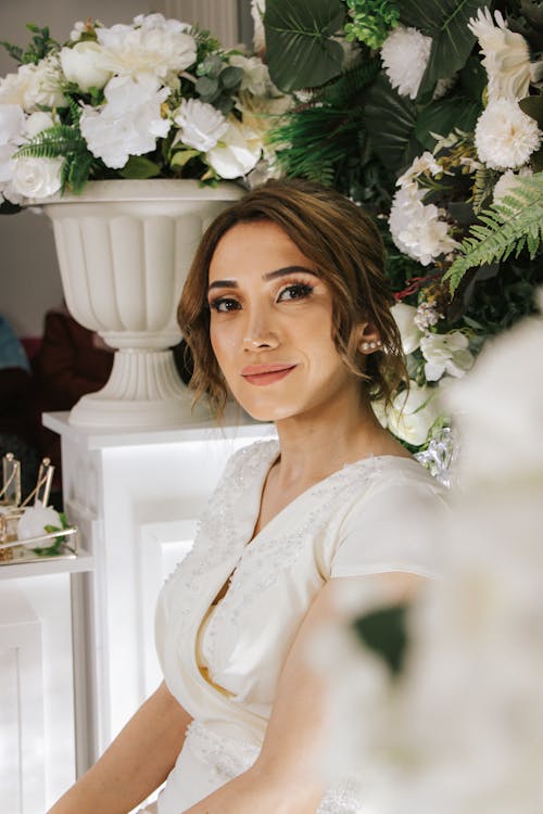 Foto profissional grátis de cabelo castanho, elegância, flores