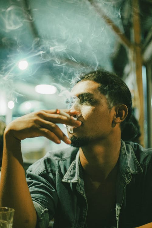 Fotos de stock gratuitas de cigarrillo, enfoque selectivo, fumando
