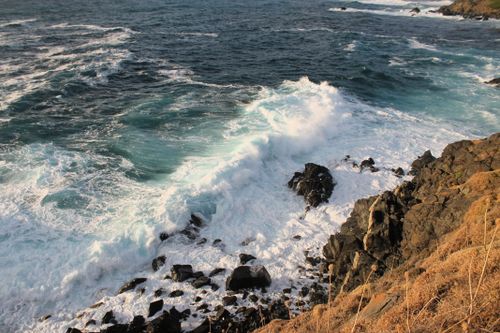 Free Captivating view of waves crashing against a rugged rocky coastline, showcasing nature's power and beauty. Stock Photo