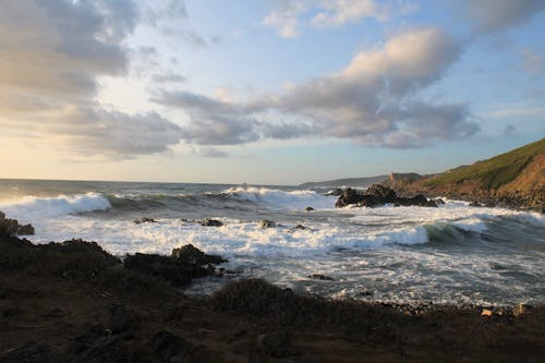 Бесплатное стоковое фото с береговая линия, волны, горизонт