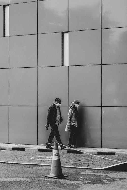 Foto profissional grátis de andando, casal, casquinha