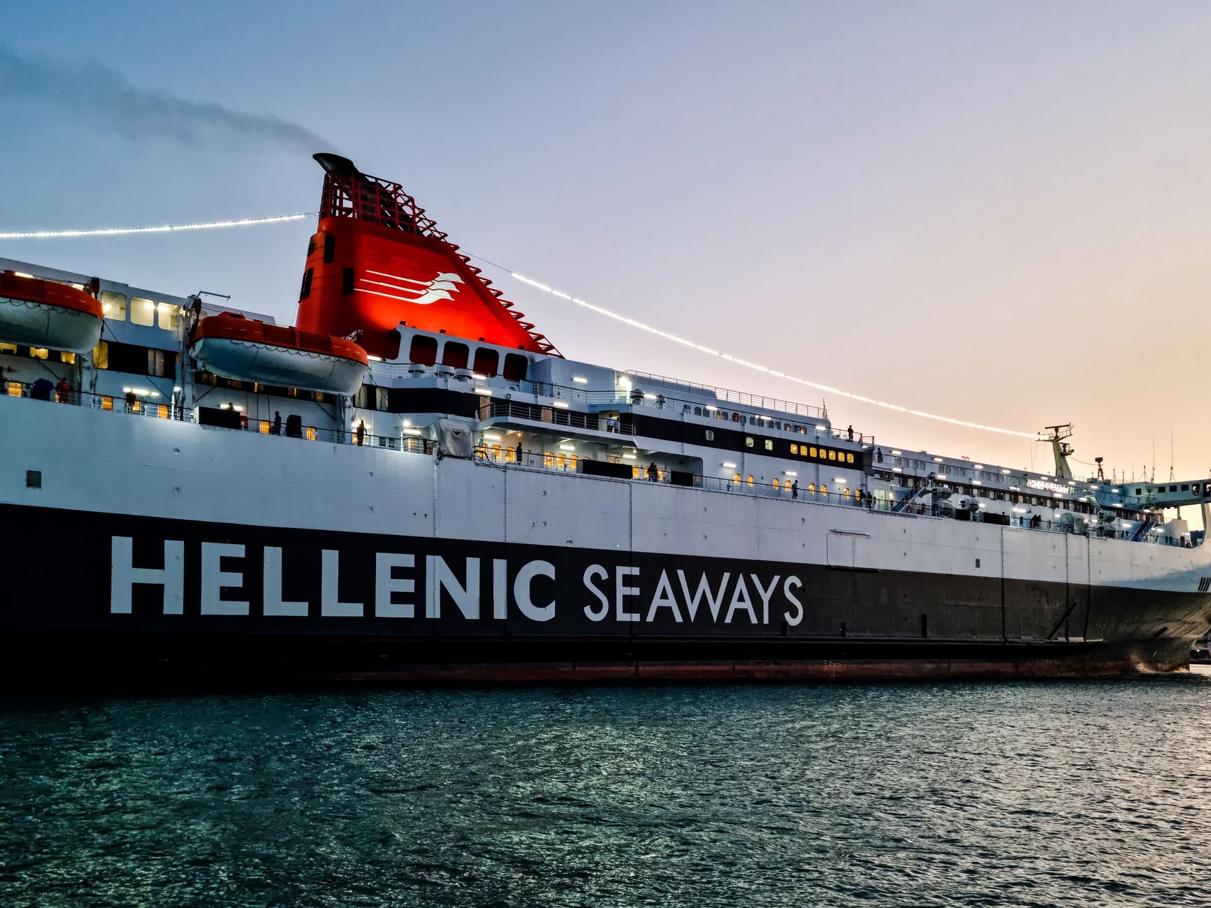 İskoçya'da bir CalMac feribotu denizde seyrederken