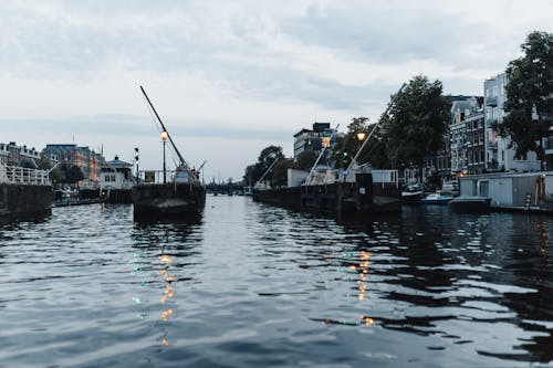 Základová fotografie zdarma na téma budovy, člun, kanál