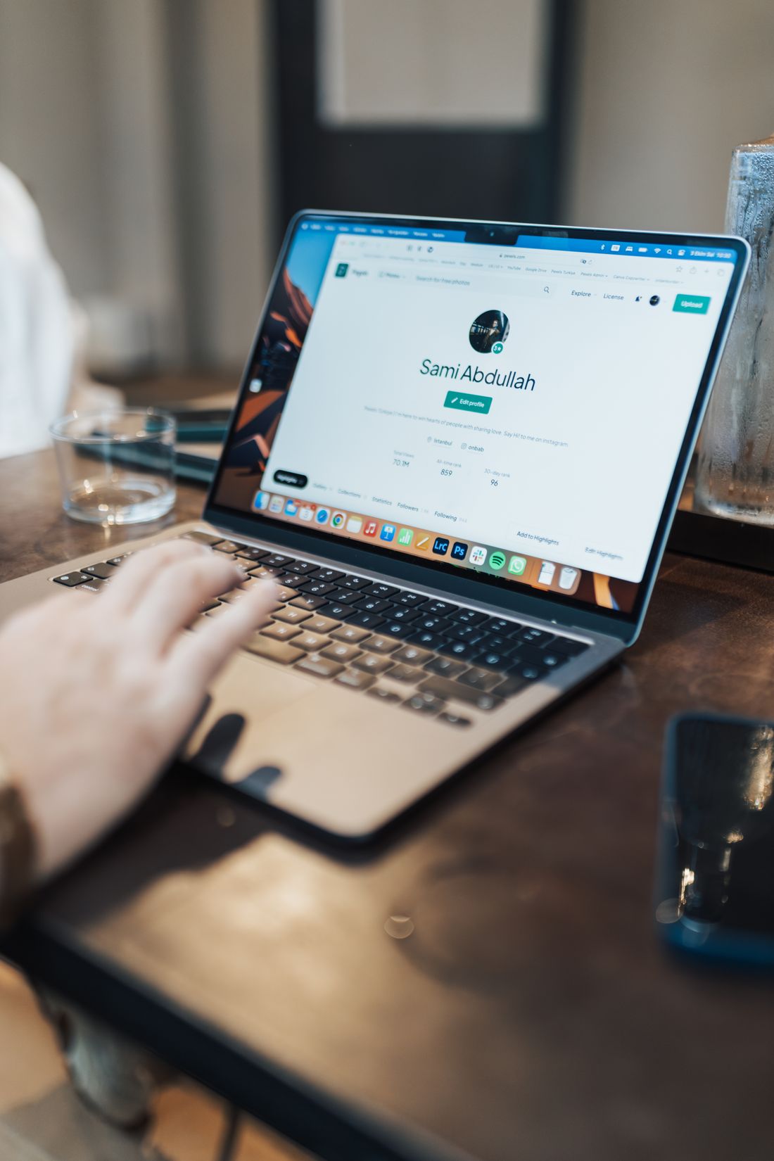 Hand tippt an einem Laptop – auf LinkedIn bringen persönliche Profile mehr Reichweite als Unternehmensseiten.