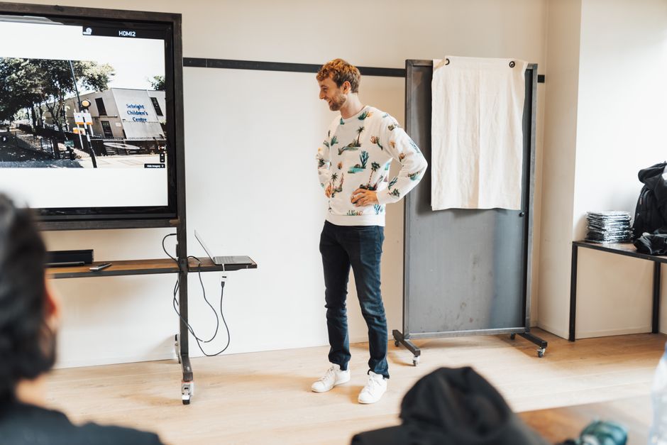 Mac screen casting to a large display for a collaborative presentation - smart mirror app for mac Mac screen casting to a large display for a collaborative presentation - smart mirror app for mac