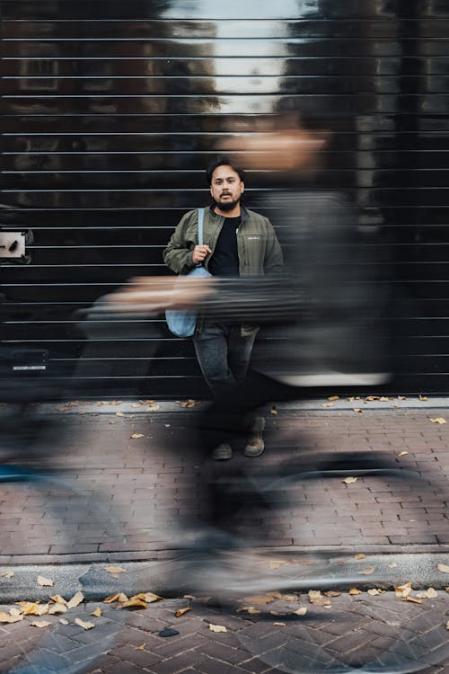 Foto profissional grátis de alforje, andar de bicicleta, calçada