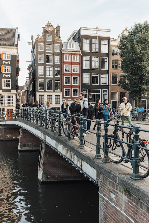 Foto d'estoc gratuïta de amsterdam, bicicletes, casa de poble