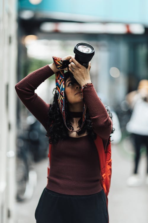 aramak, ayakta, aygıt içeren Ücretsiz stok fotoğraf