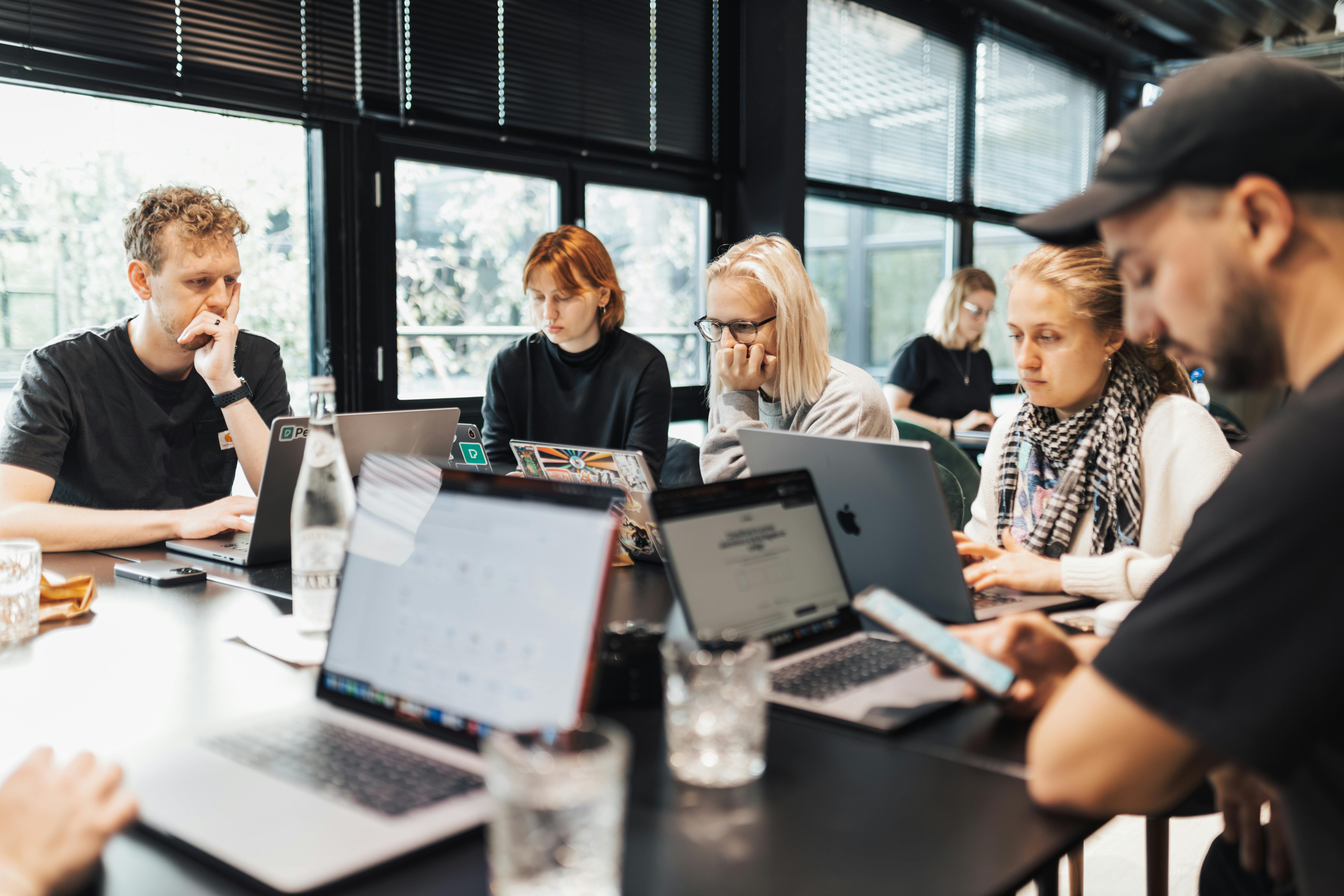 Professionnels travaillant ensemble sur des technologies numériques