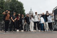 Grupo de turistas visitando una ciudad