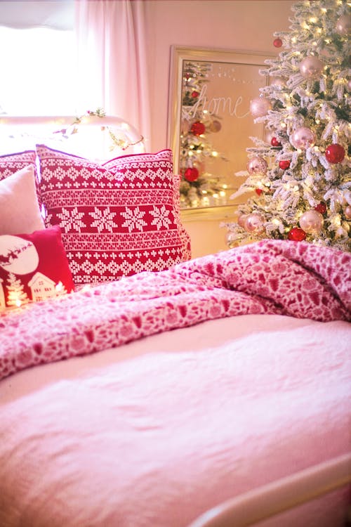 Kostnadsfri bild av julgran, kuddar, säng