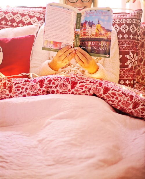 Foto profissional grátis de cama, holding, leitura