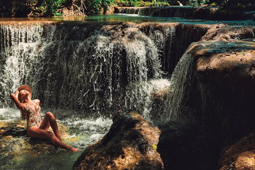 Femme Assise Près De Cascades