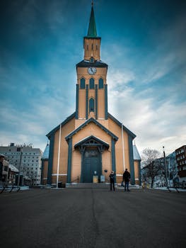 背景是戏剧性天空的历史悠久教堂，其建筑景观令人惊叹