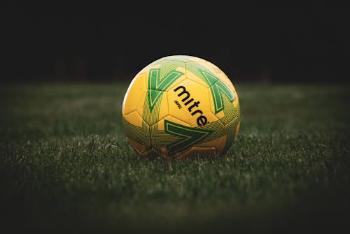 Kostnadsfri bild av fotboll, gräs, gul