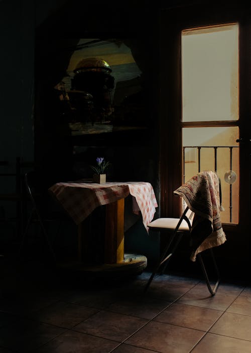 Darmowe zdjęcie z galerii z ciemny, krzesło, okna