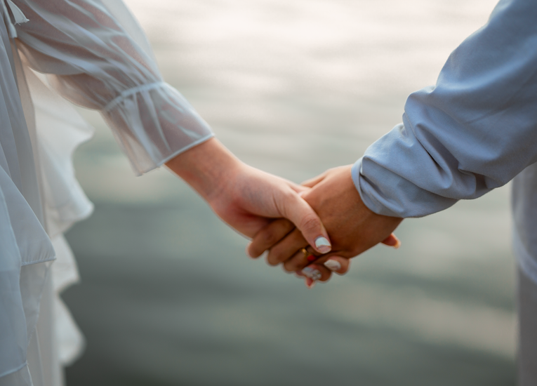 Online dating: starting a conversation on a niche platform