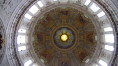 大教堂圆顶的复杂艺术品和彩色玻璃设计细节