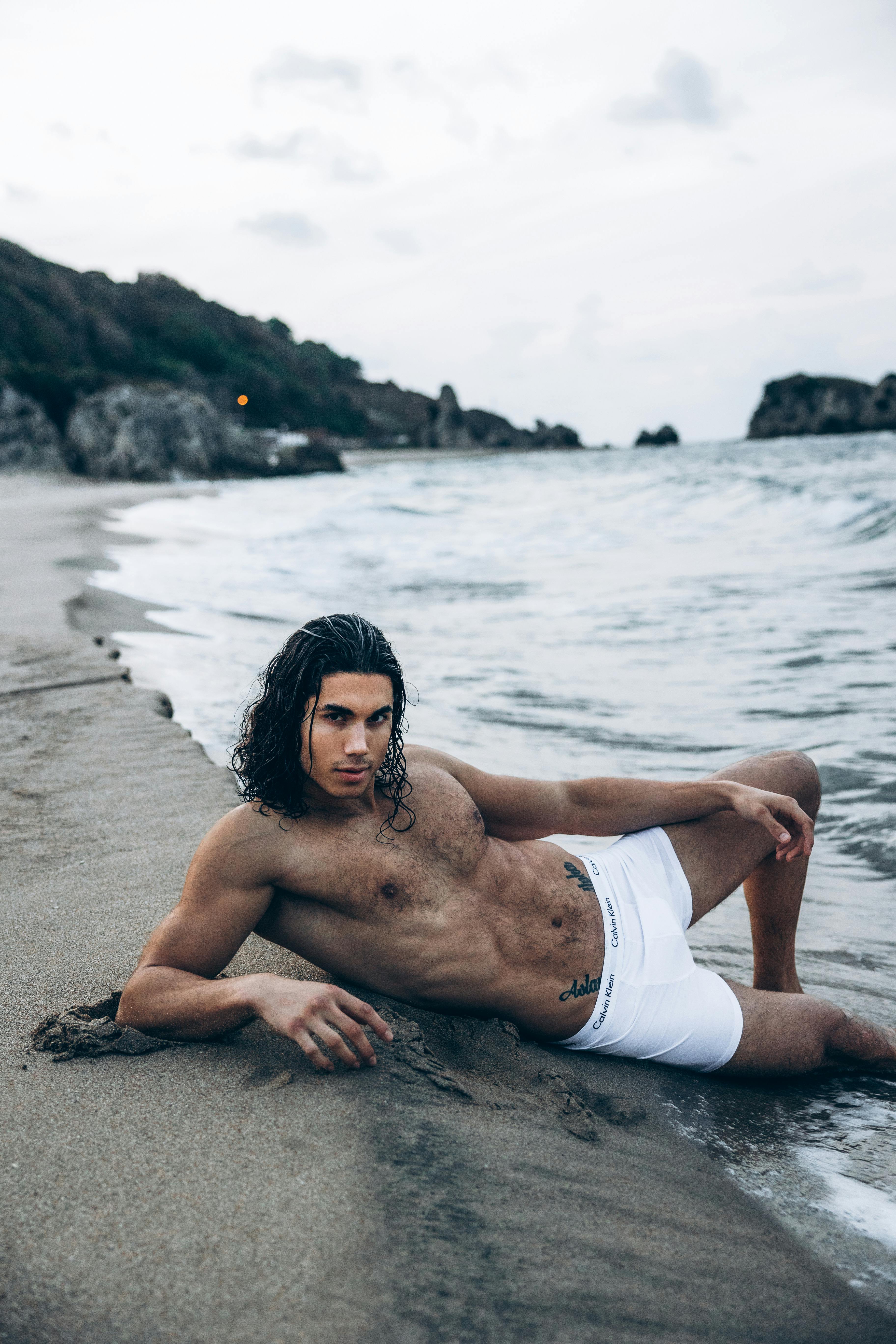 gratis Mannelijk Model Poseert Op Het Schilderachtige Strand Van Türkiye Stockfoto