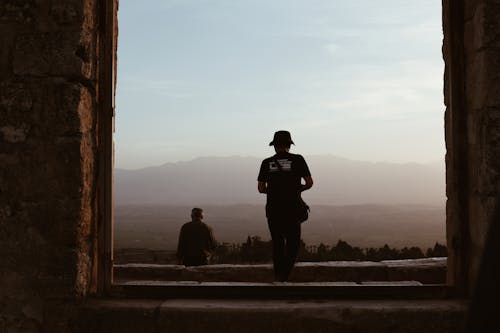 Immagine gratuita di cappello, focus selettivo, in piedi