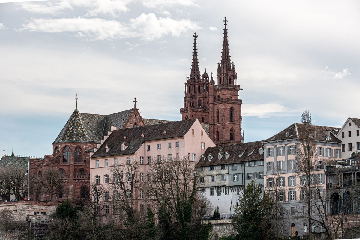 Catedrala Münster din Basel, cu turnurile ei gemene, văzută de peste Rin