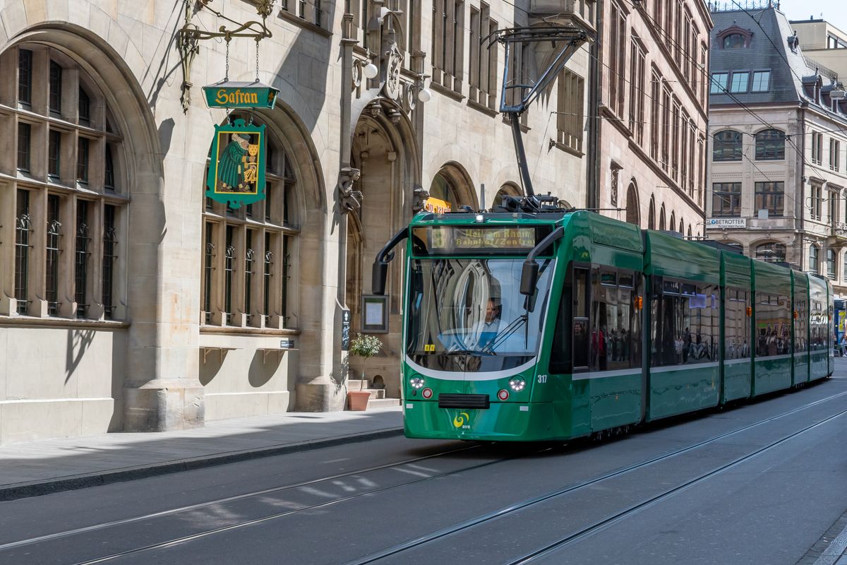 Tramvai verde trecând pe strada din fața primăriei din Basel